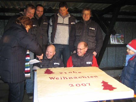 Übergabe des Riesenkuchens