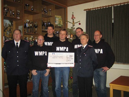 Übergabe des Schecks an den Musikzug